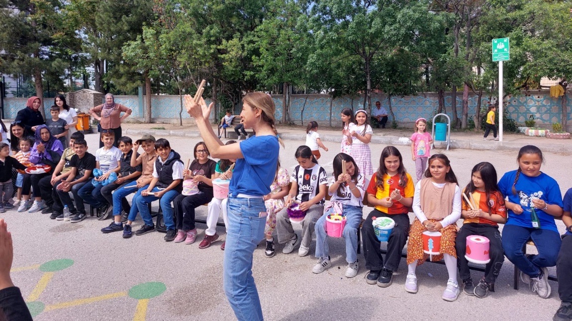 BEHZAT ECEMİŞ İLKOKULU’NDA RENKLİ YIL SONU ŞENLİĞİ
